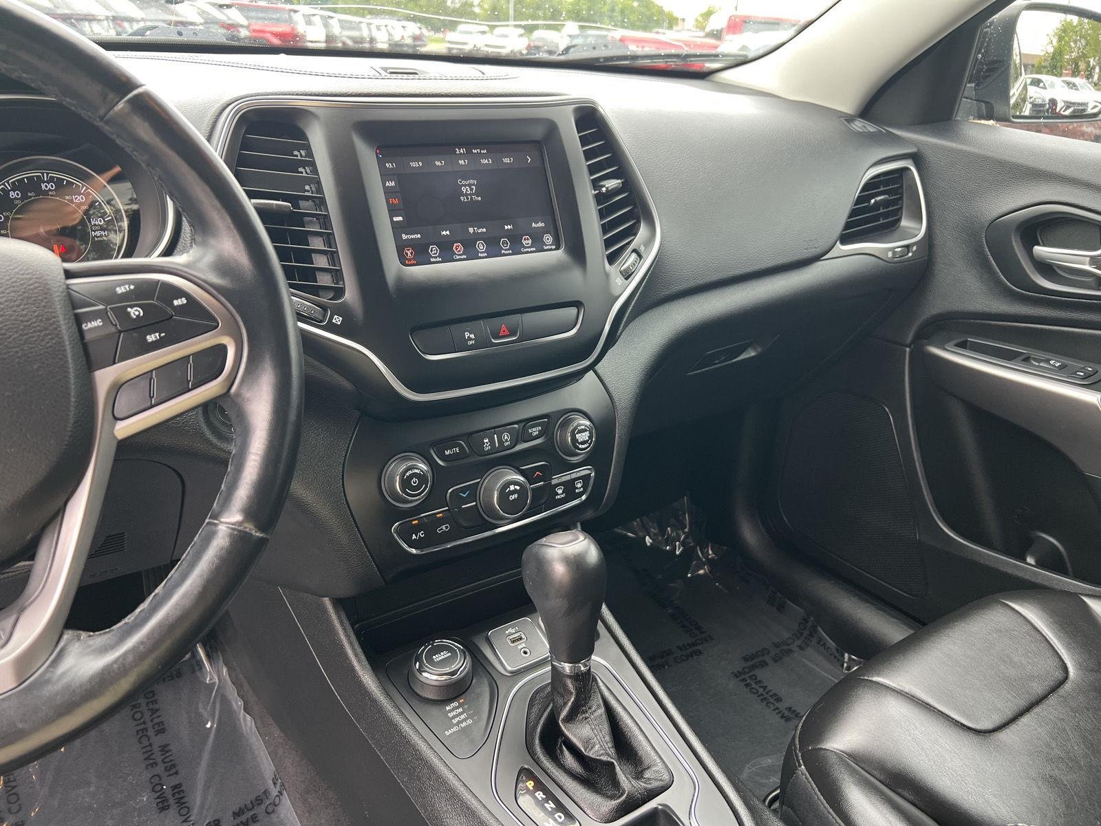 Used 2019 Diamond Black Crystal Pearlcoat Jeep Latitude Plus image 35