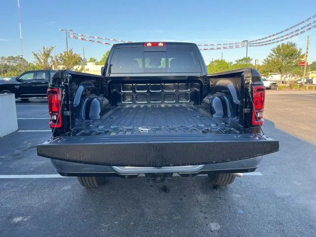 New 2026 Diamond Black Crystal Pearl-Coat Exterior Paint RAM Tradesman image 20
