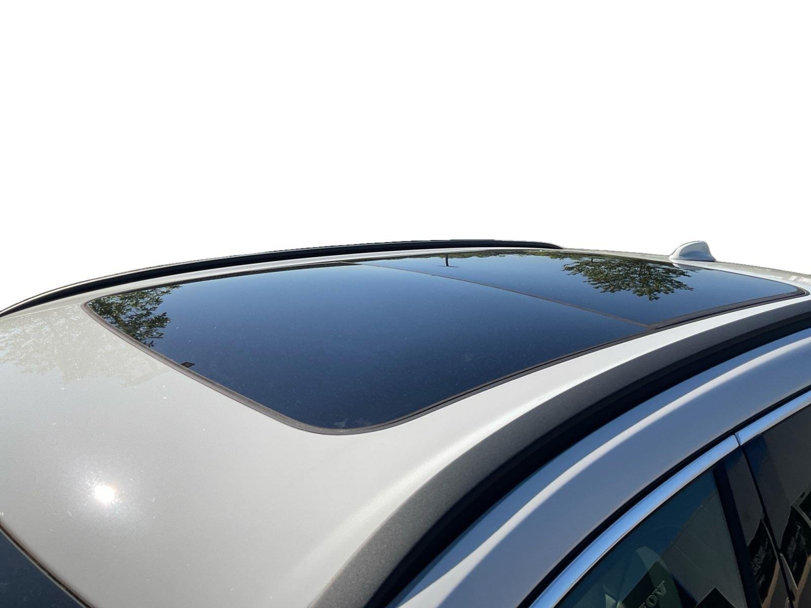 Used 2022 Crystal White Metallic Volvo Momentum image 14