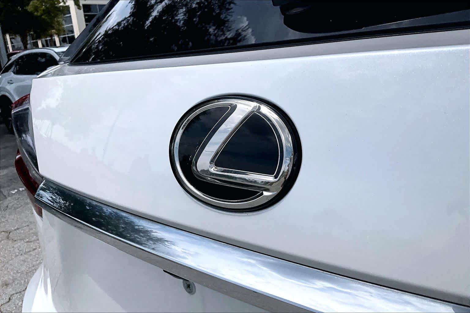 Used 2019 Eminent White Pearl Lexus Premium image 31