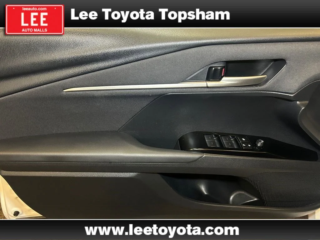 Used 2025 Ice Toyota LE image 19