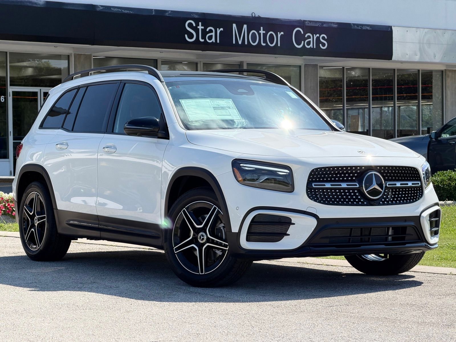 New 2026 Polar White Mercedes-Benz GLB 250 image 1
