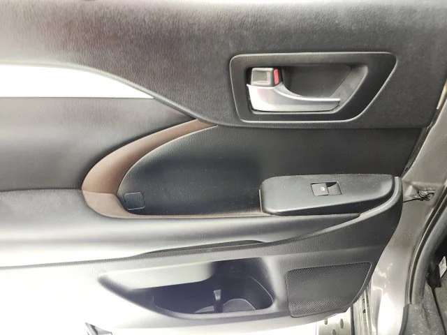 Used 2019 Gray Toyota XLE image 9