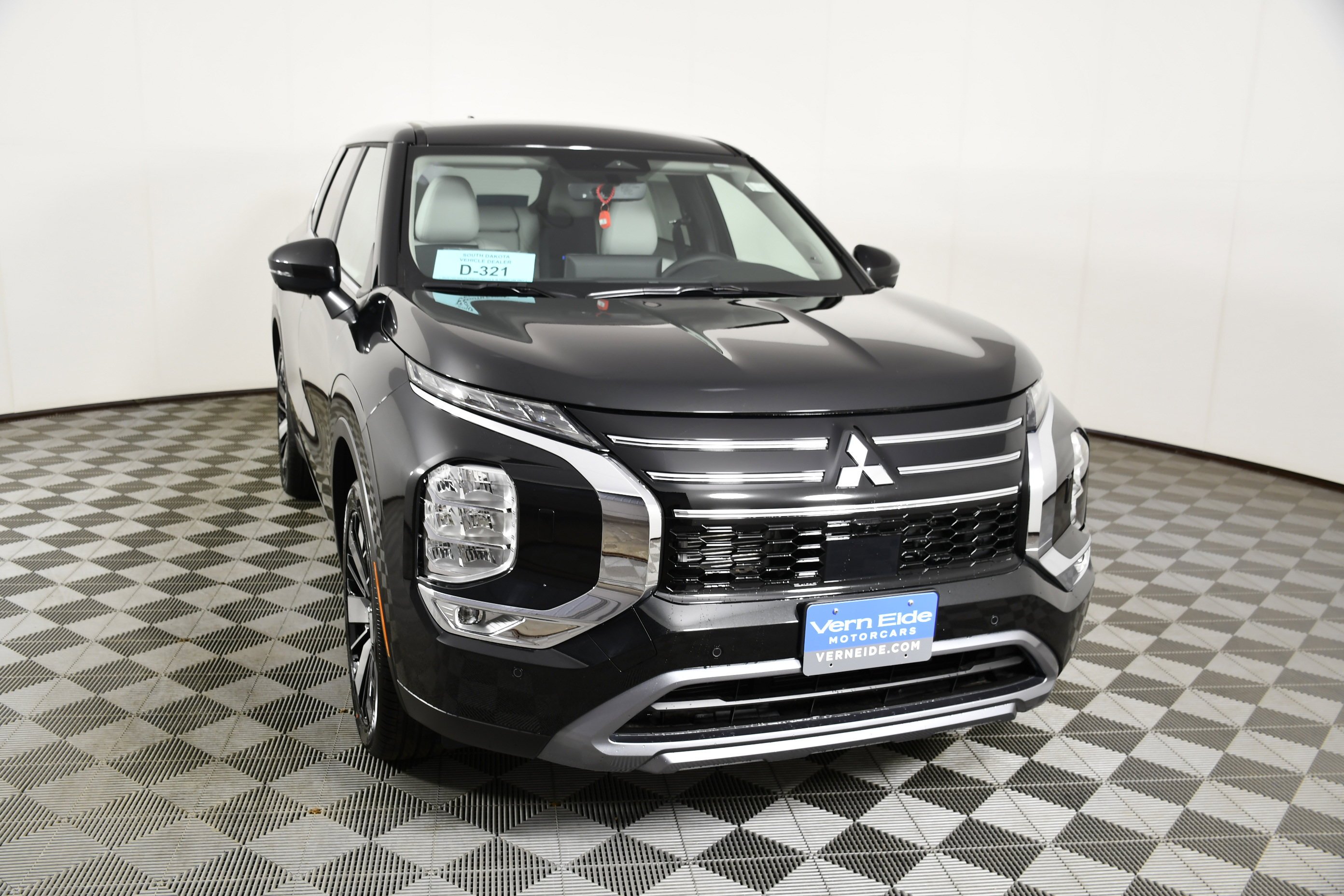 New 2026 Black Diamond Mitsubishi SE image 3