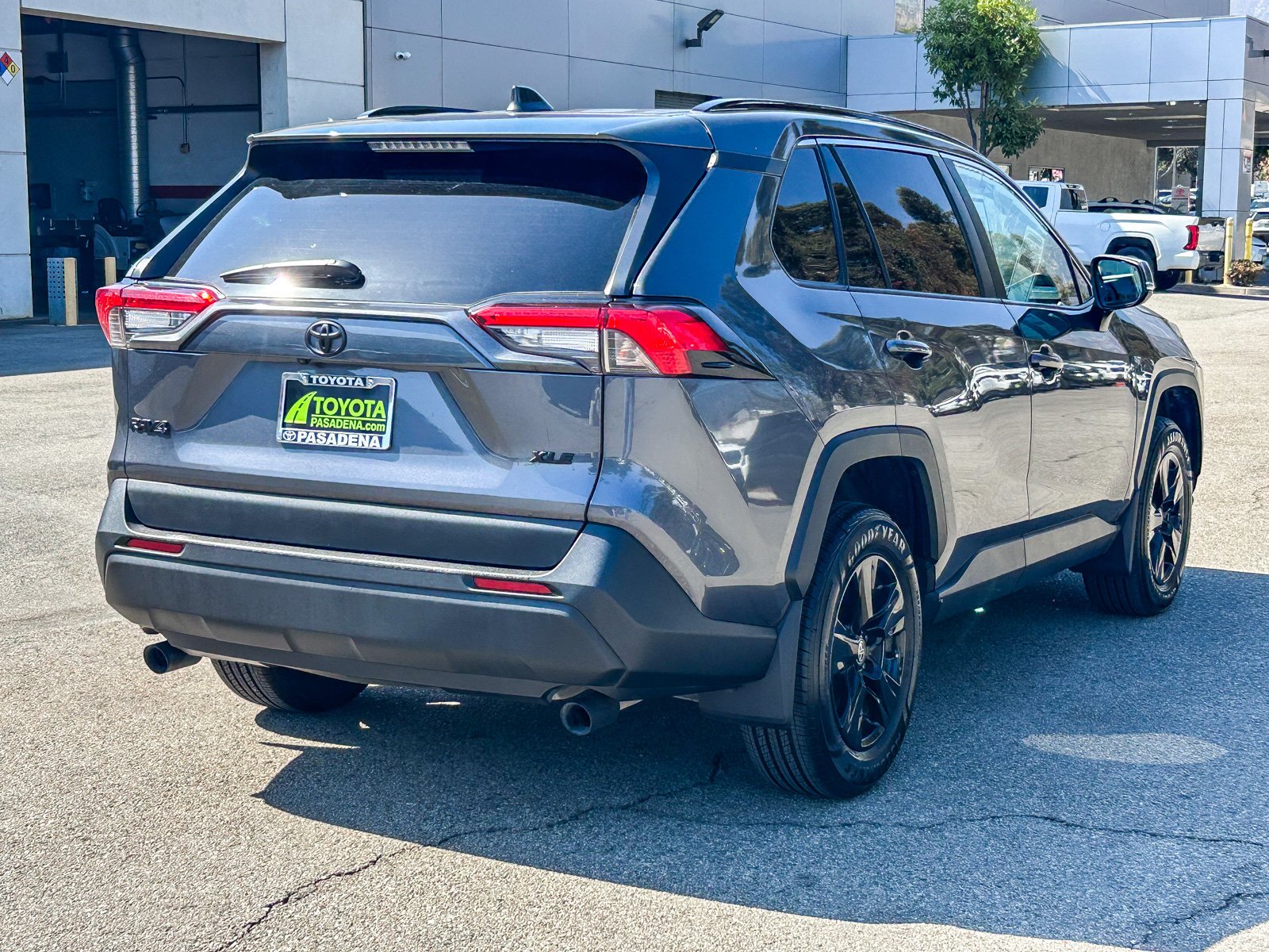 2025 Toyota RAV4 XLE - Photo 6