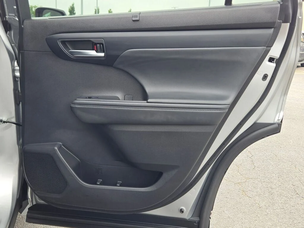 Used 2022 Silver Toyota XLE image 11