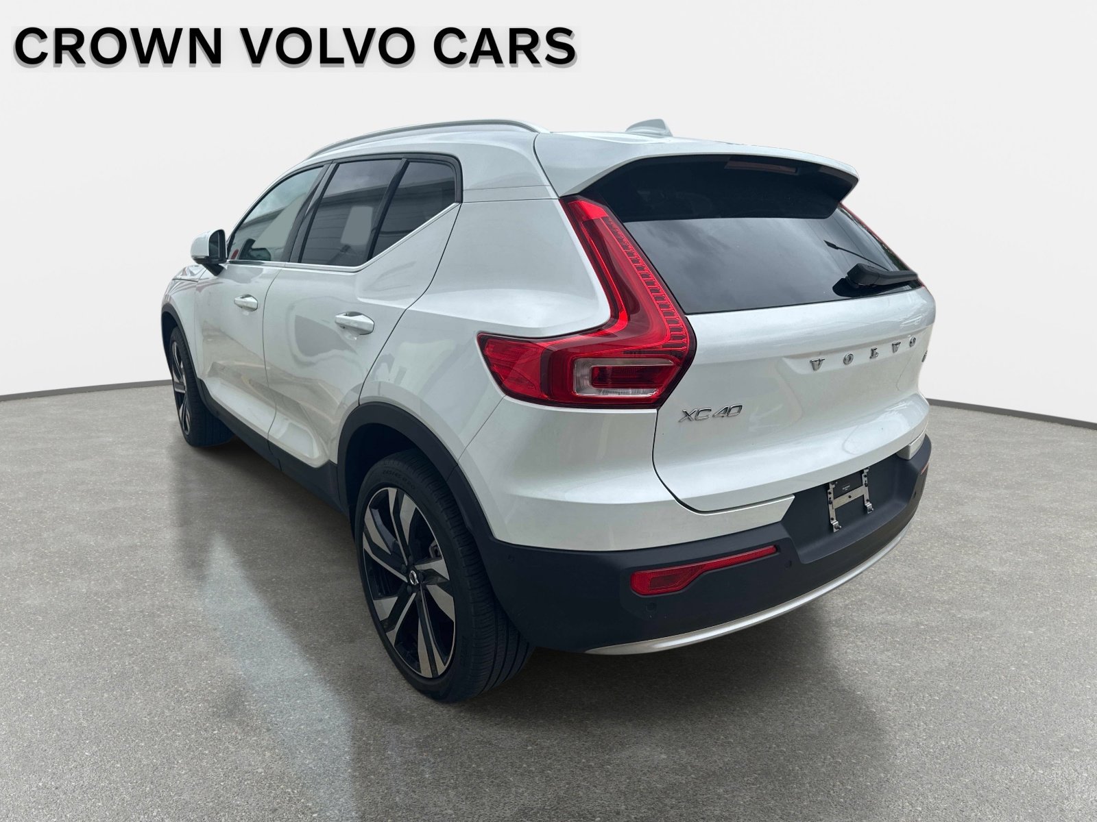 Used 2025 Crystal White Pearl Volvo Ultra Bright Theme image 8