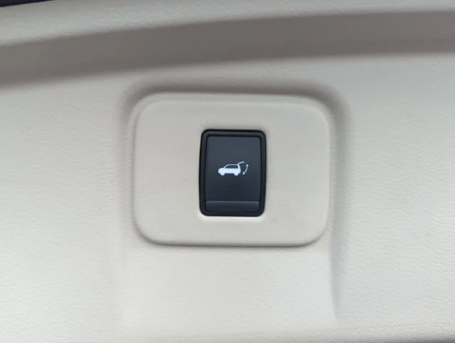 Used 2019 Brown Nissan SL image 21