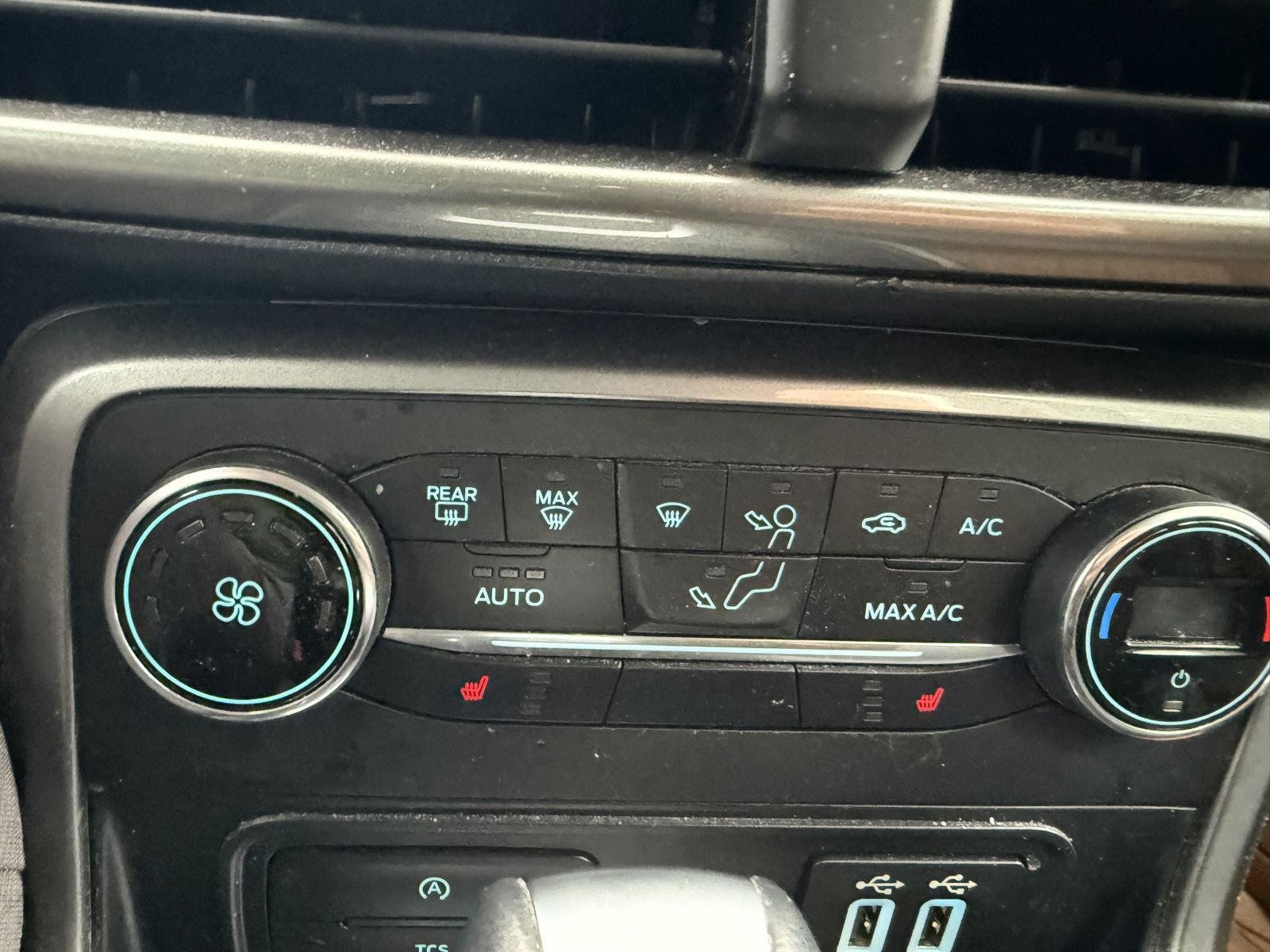 Used 2020 Lightning Blue Ford SE image 16