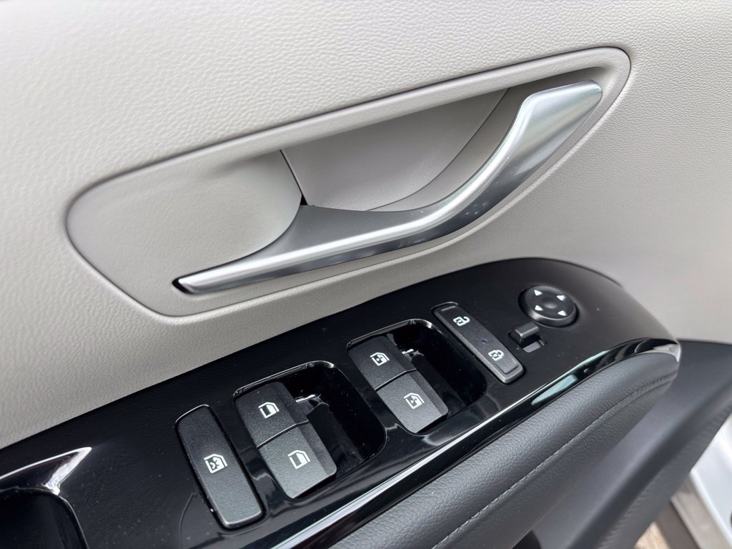 Used 2024 Silver Hyundai SEL Convenience image 18