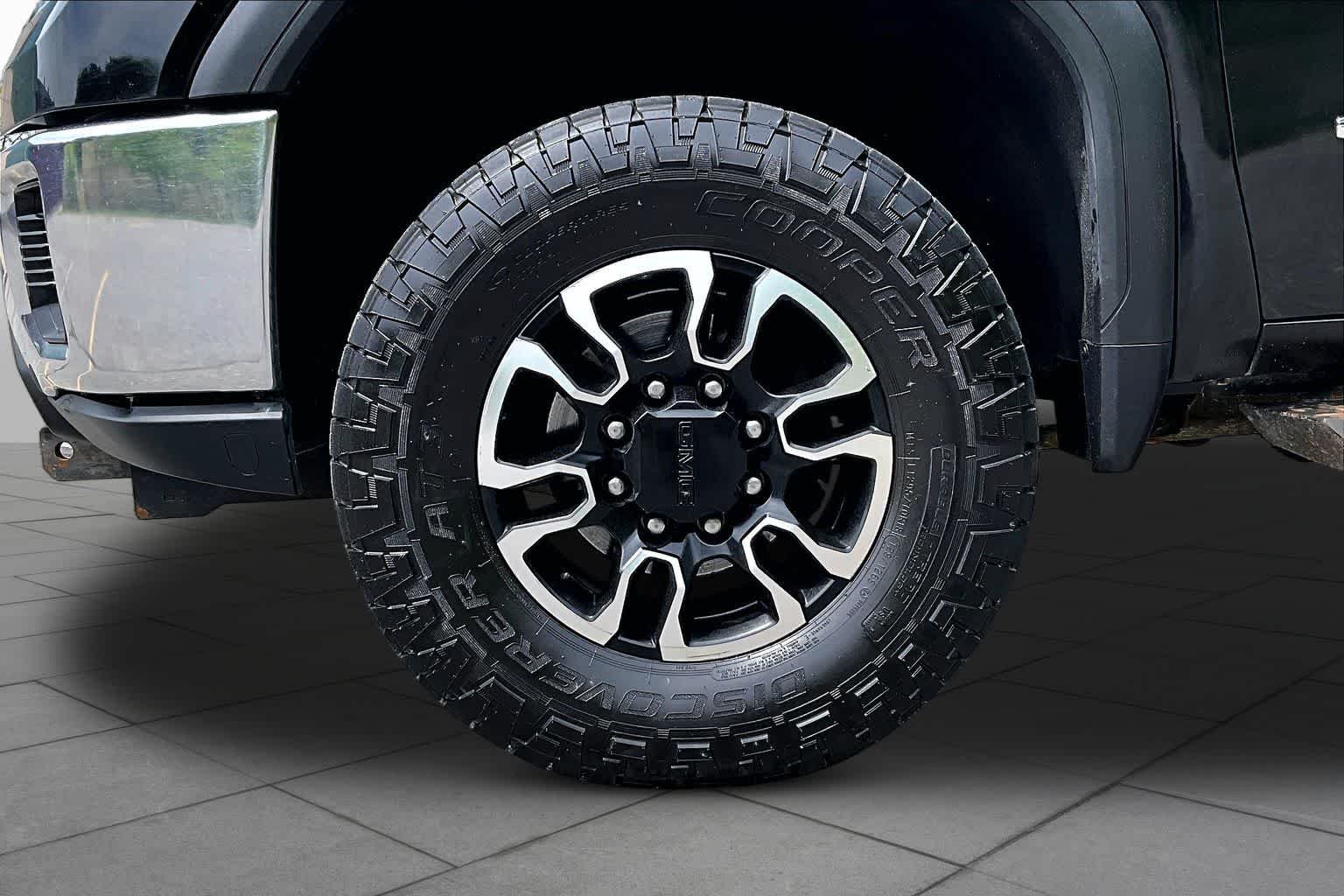 Used 2020 Onyx Black GMC SLE image 11
