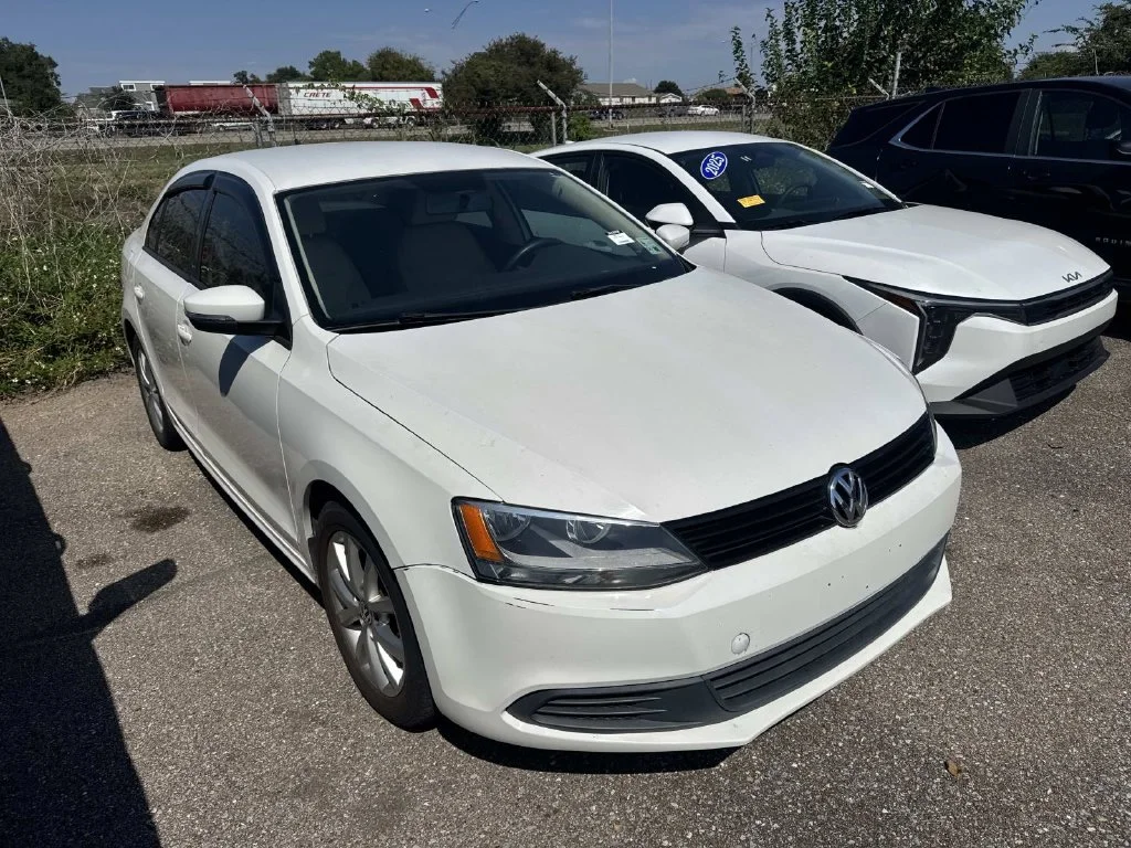 Used 2012 White Volkswagen 2.5L SE image 2