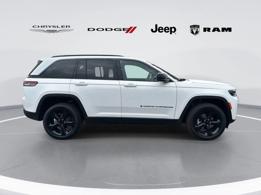 New 2026 Bright White Clear-Coat Exterior Paint Jeep Limited image 2