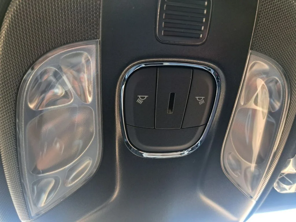 New 2026 Bright White Clear-Coat Exterior Paint Jeep Latitude image 17