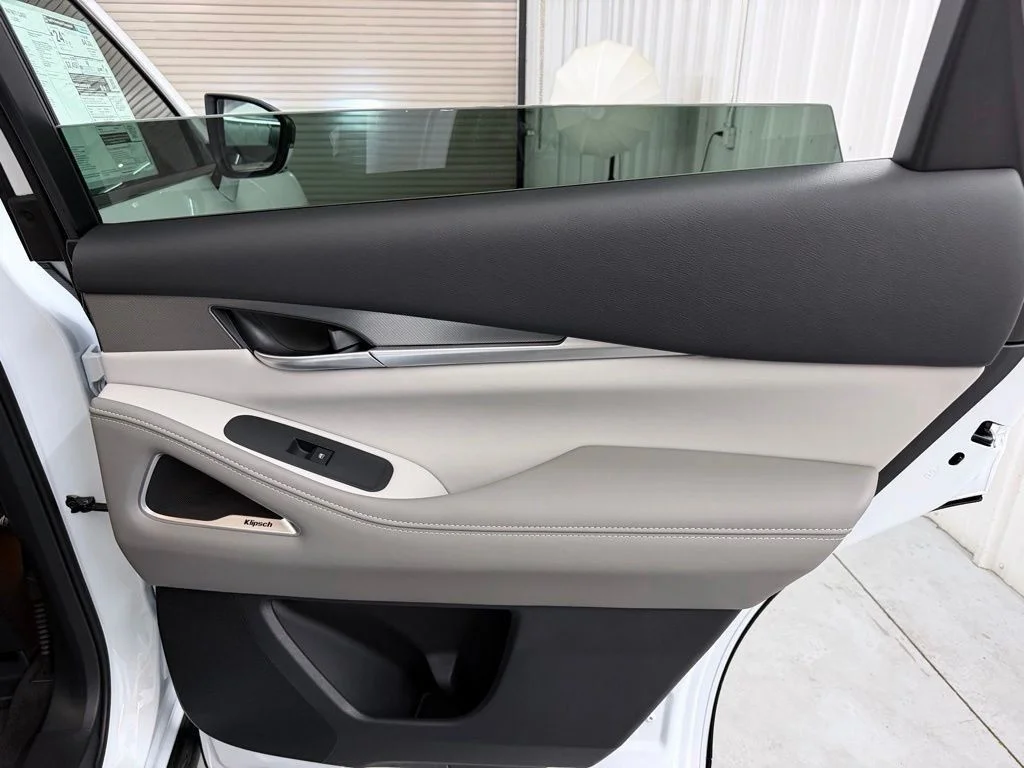 New 2027 RADIANT WHITE INFINITI Luxe FWD image 40