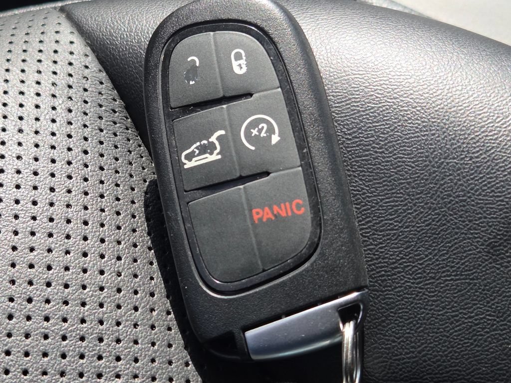Used 2022 Granite Crystal Metallic Clearcoat Jeep Latitude Lux image 35