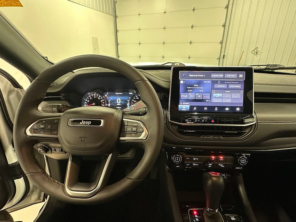 Used 2023  Jeep Altitude image 37
