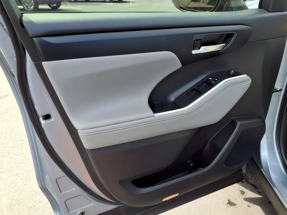 Used 2024 Moon Dust Toyota LE image 18