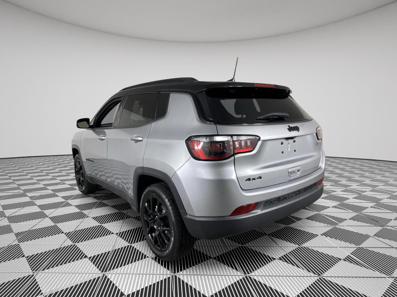 Used 2023 Billet Silver Metallic Clearcoat Jeep Altitude image 5