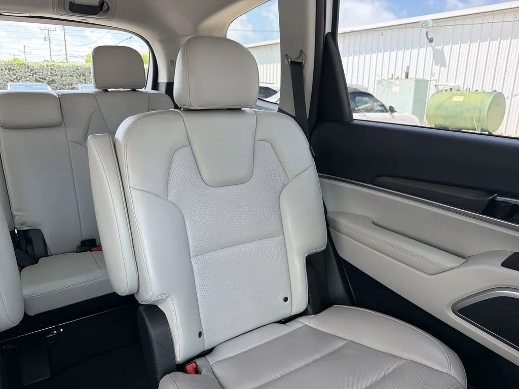 Used 2024 White Kia S image 14
