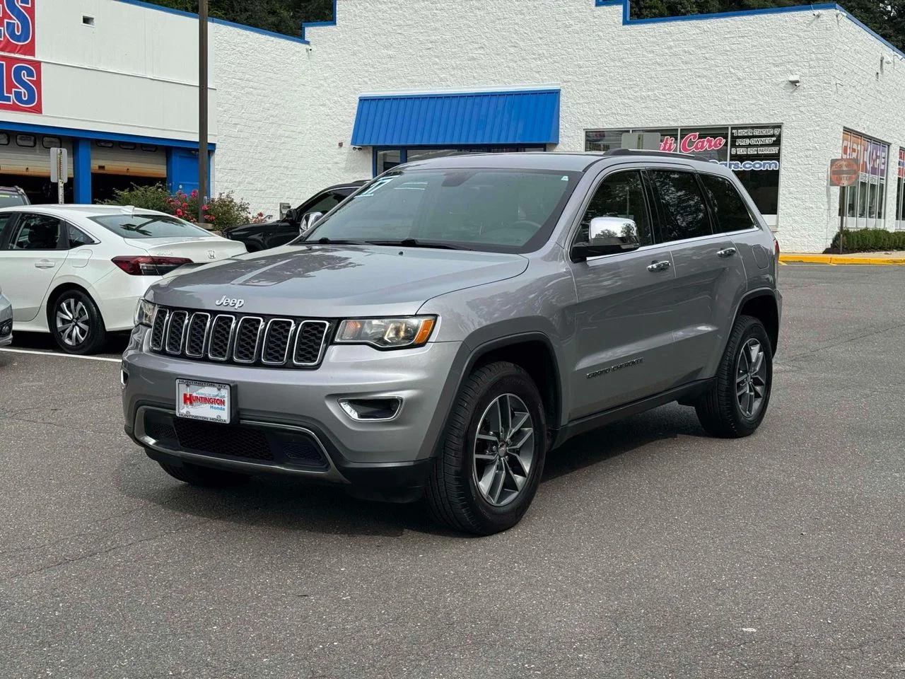 Used 2017 Billet Silver Metallic Clearcoat Jeep Limited 4x4 image 3