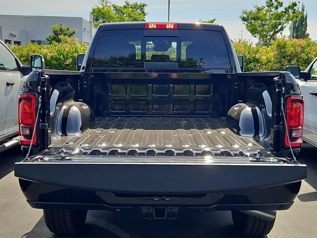 New 2026 Diamond Black Crystal Pearl-Coat Exterior Paint RAM Tradesman image 24
