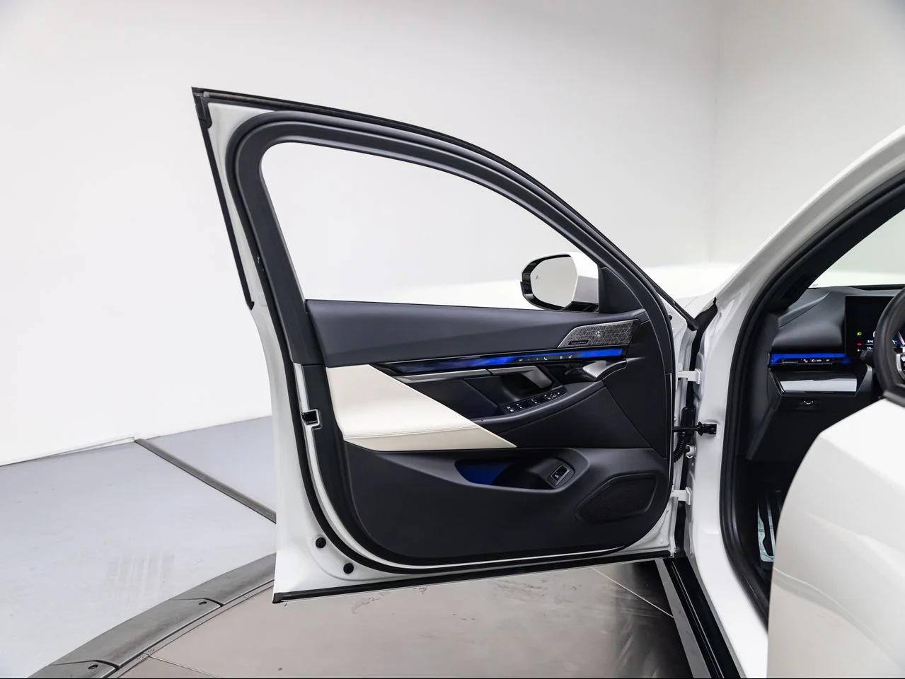 Used 2024 Mineral White Metallic BMW xDrive image 25