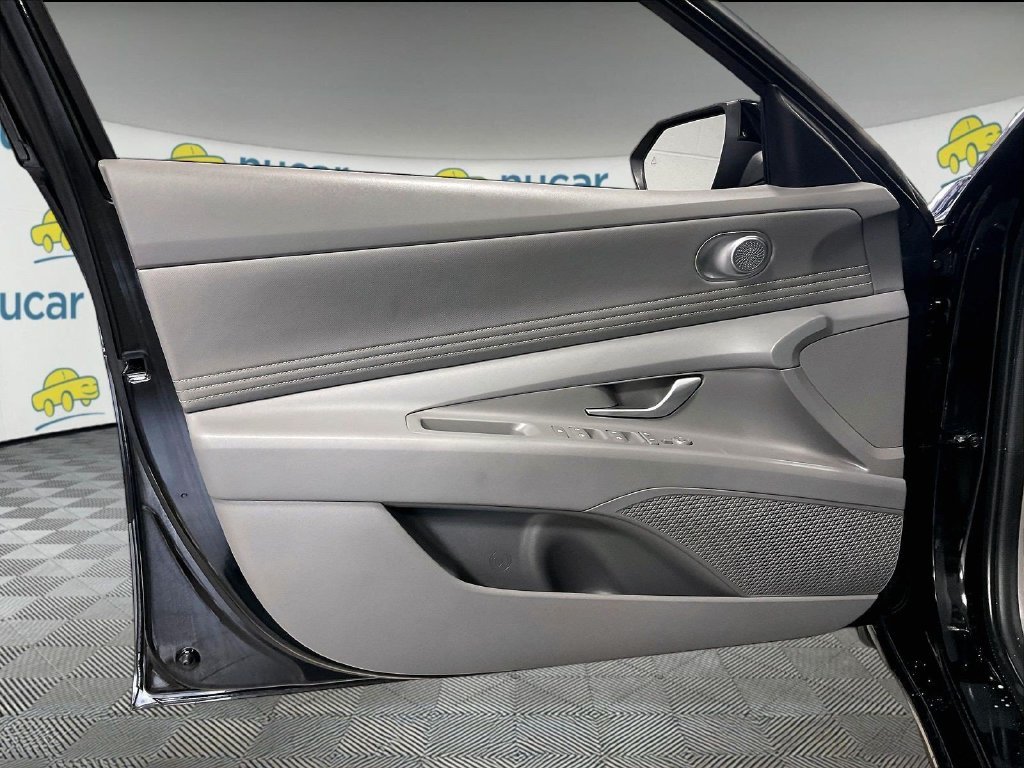 Used 2025 Black Hyundai SEL Sport image 9