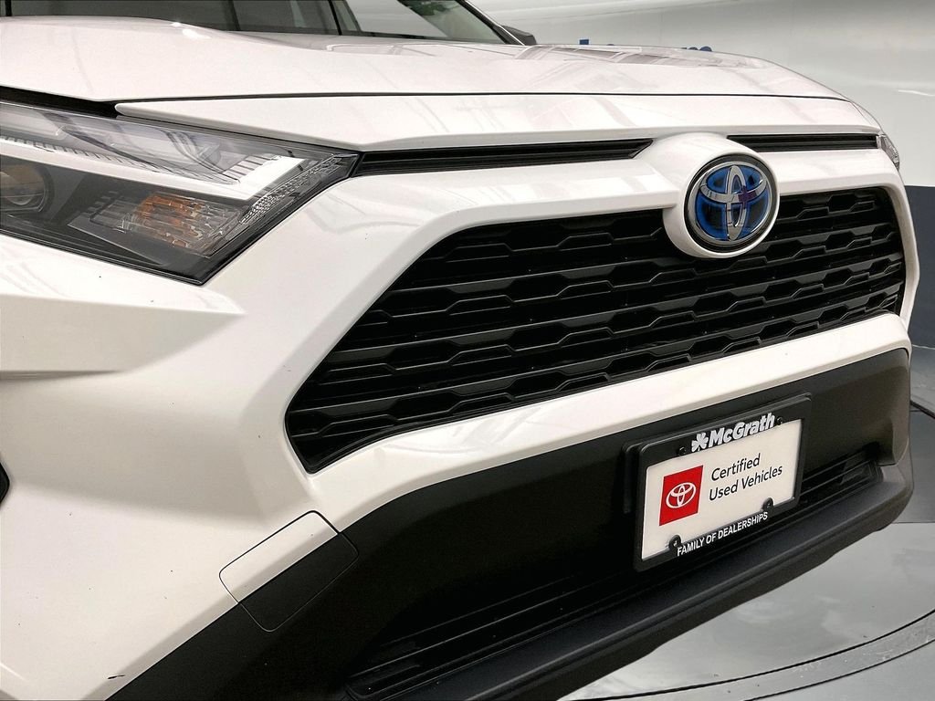 Used 2023 White Toyota LE image 32