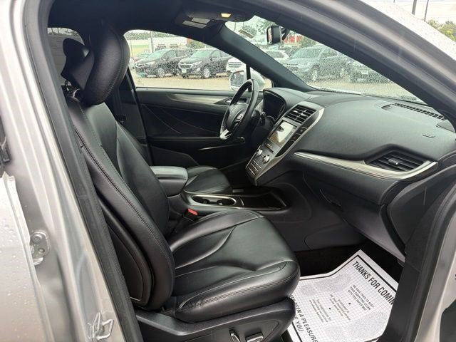 Used 2017 Ingot Silver Lincoln Premiere image 22