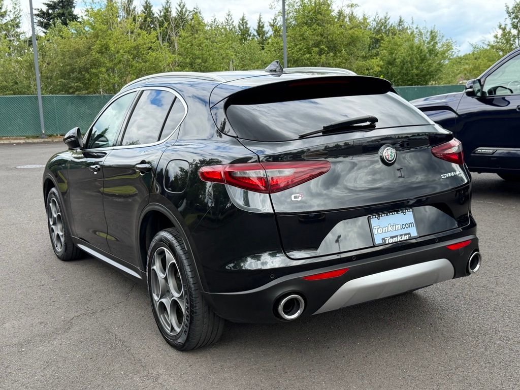 Used 2018 Vulcano Black Metallic Alfa Romeo Base image 6