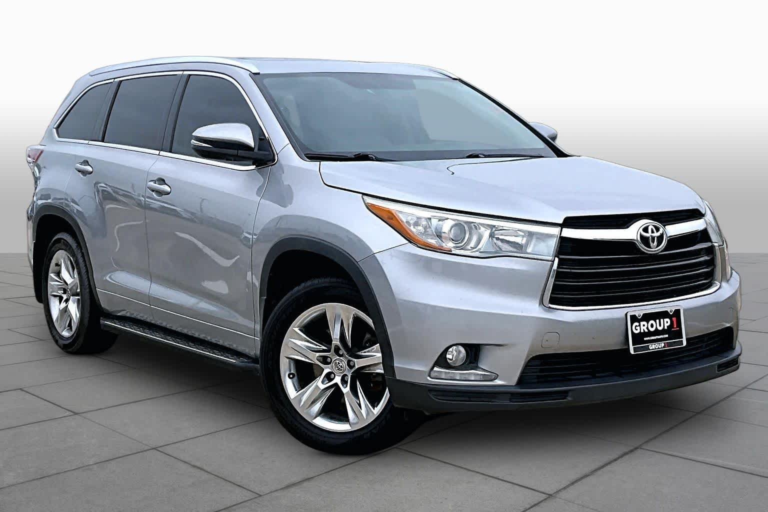 Used 2015 Silver Sky Metallic Toyota Limited image 3