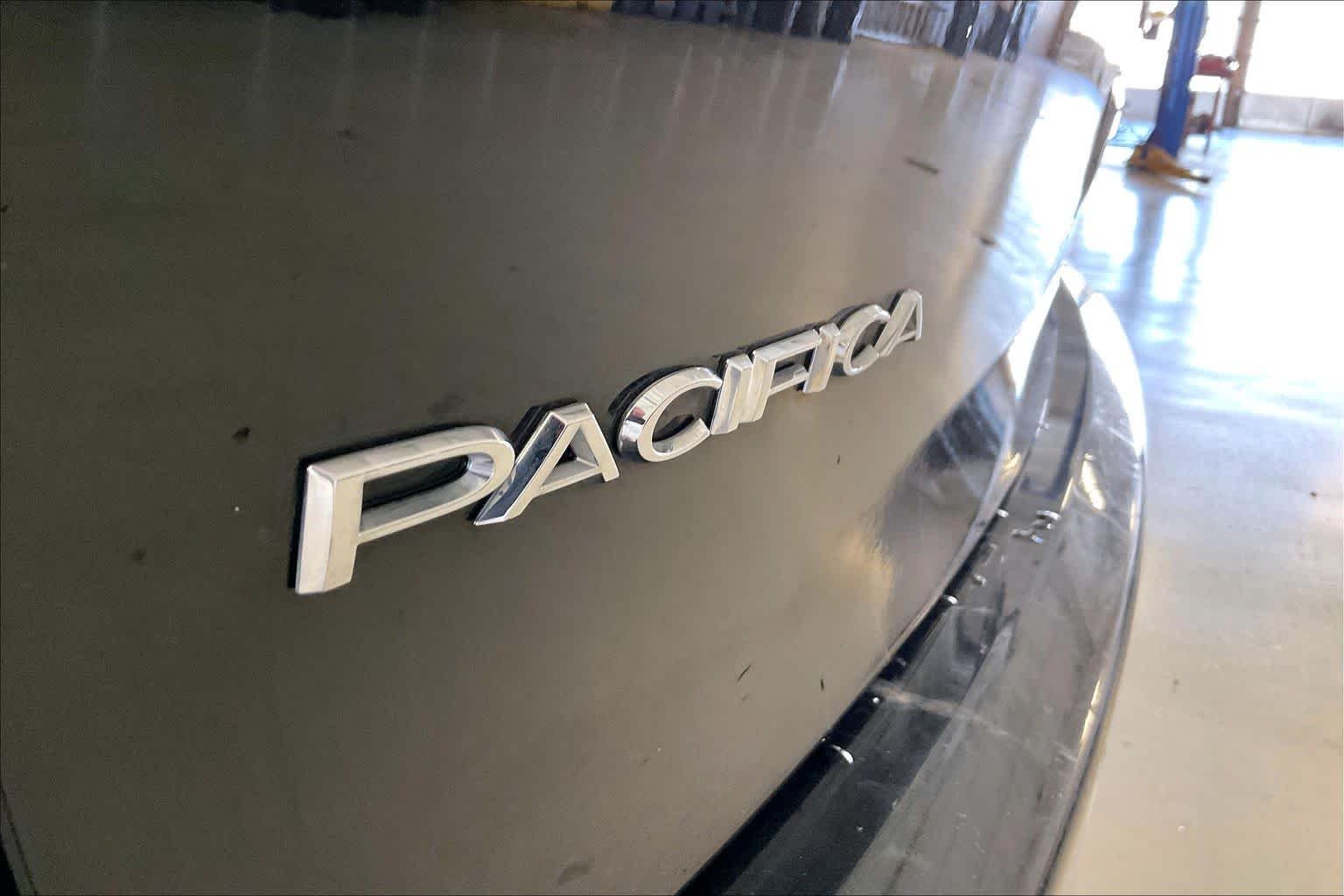 Used 2024 Brilliant Black Crystal Pearlcoat Chrysler Touring L image 9