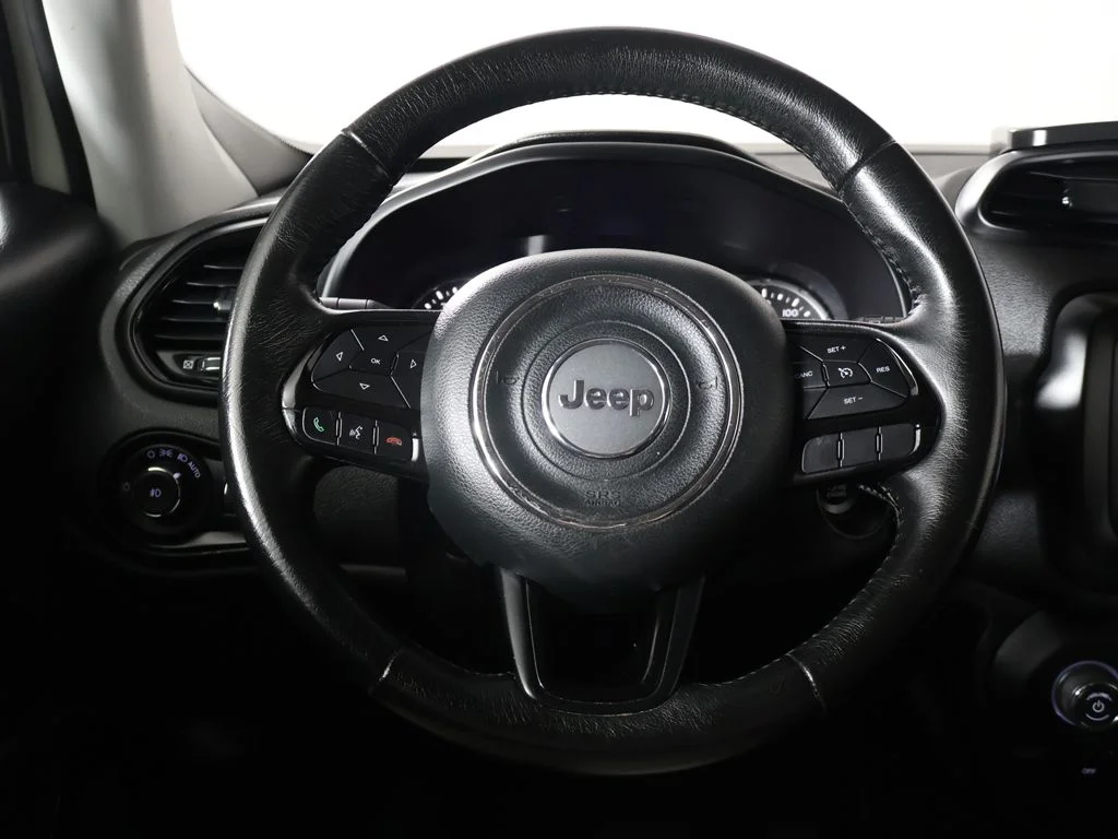 Used 2018 White Jeep Latitude image 32