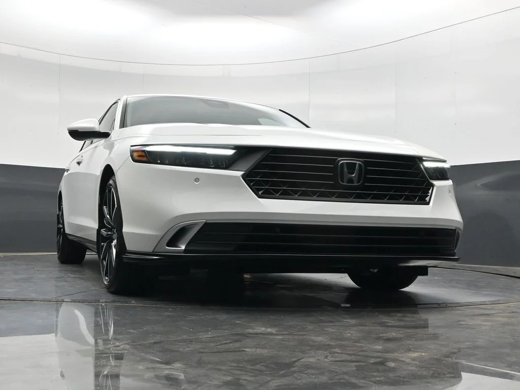 Used 2023 Platinum White Pearl Honda Touring image 31
