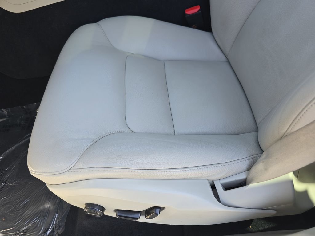 Used 2020 White Volvo T5 Momentum image 32