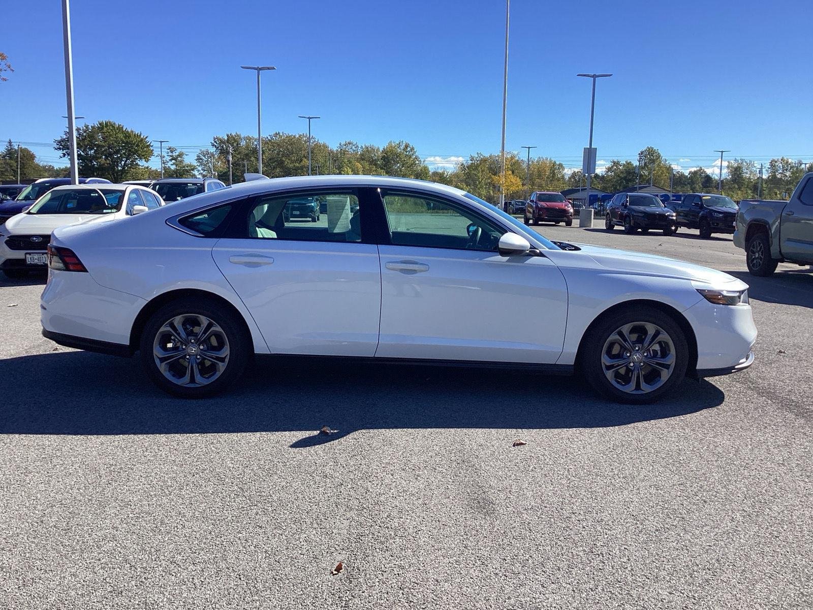 Used 2024 Platinum White Pearl Honda EX image 9