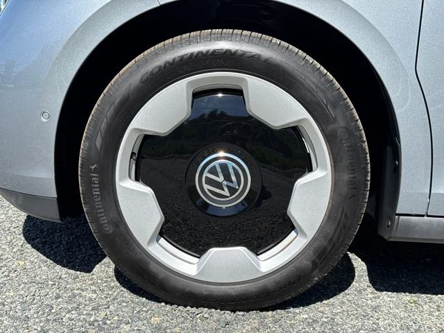 New 2025 Metro Silver W/Candy White Upper Volkswagen Pro S Plus image 9