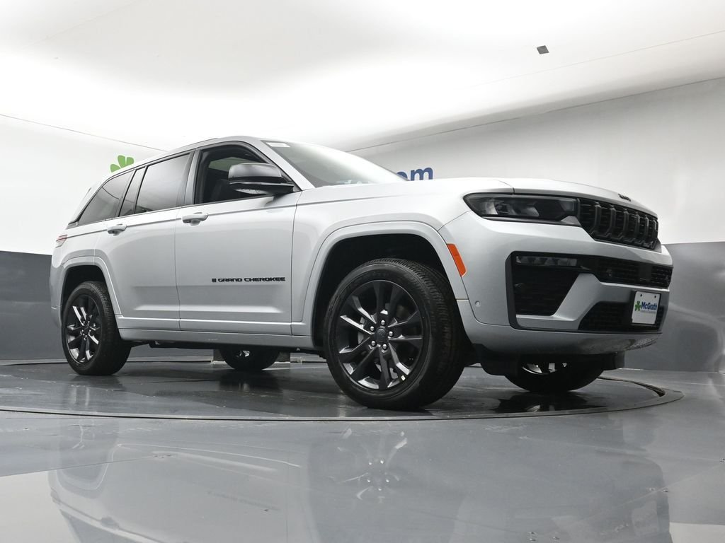 New 2026 Silver Zynith Exterior Paint Jeep Limited Reserve image 27