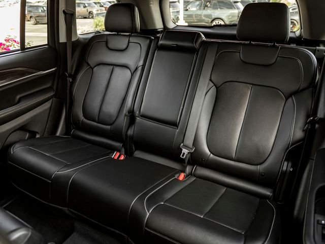 Used 2022 Diamond Black Crystal Pearlcoat Jeep Limited image 27