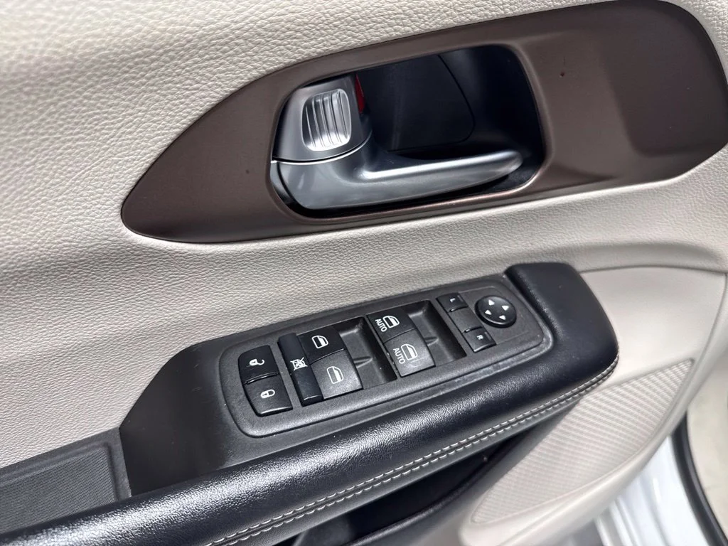 Used 2022 White Chrysler LX image 19