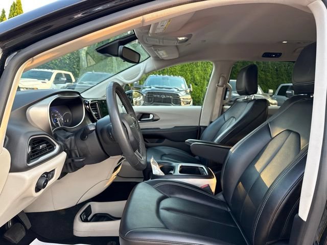Used 2024 Diamond Black Crystal Pearlcoat Chrysler Touring L image 23