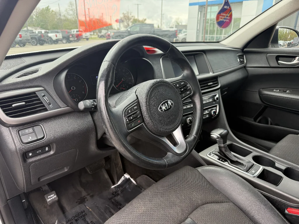 Used 2018 Snow White Pearl Kia LX image 2