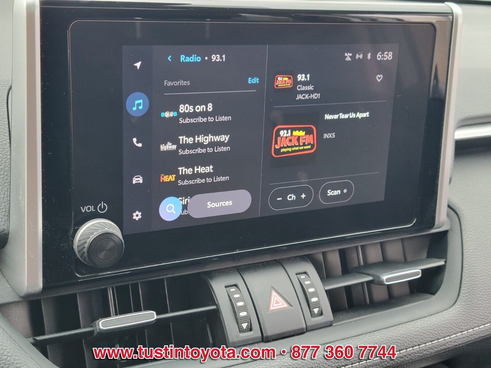 Certified Used 2023  Toyota XLE Premium image 21