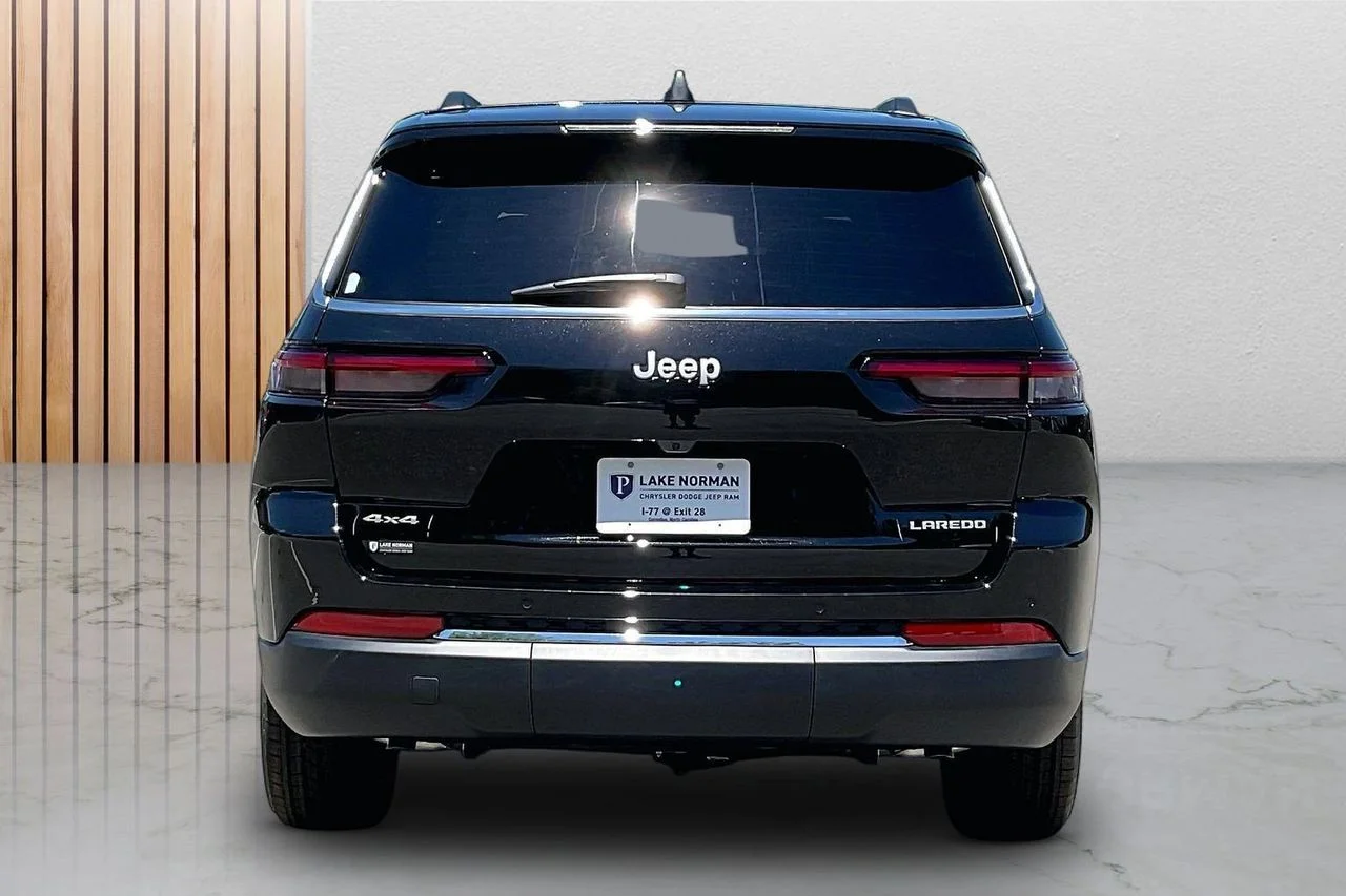 New 2026 Diamond Black Crystal Pearl-Coat Exterior Paint Jeep Laredo image 8