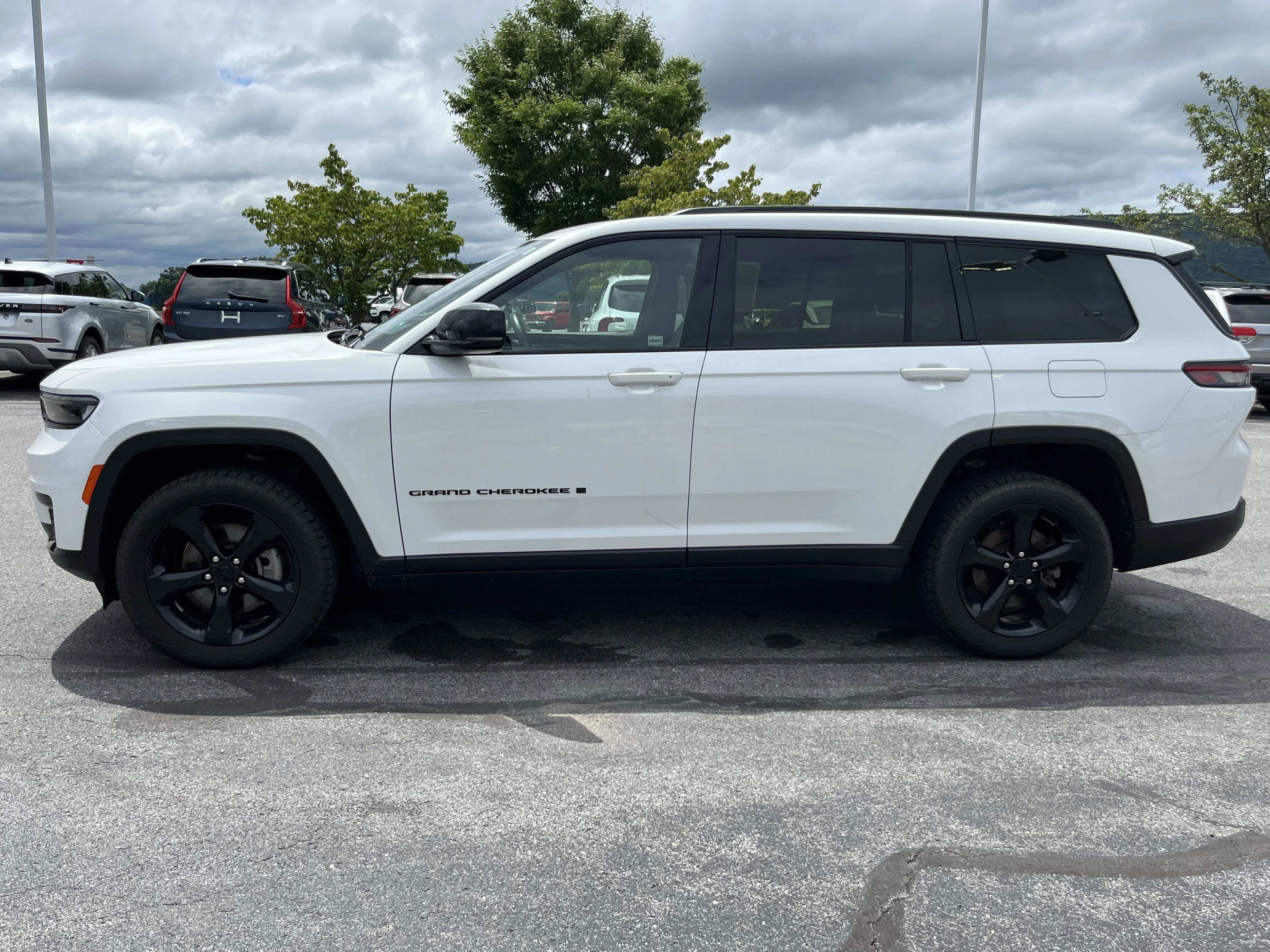 Used 2022 Bright White Clearcoat Jeep Altitude image 6