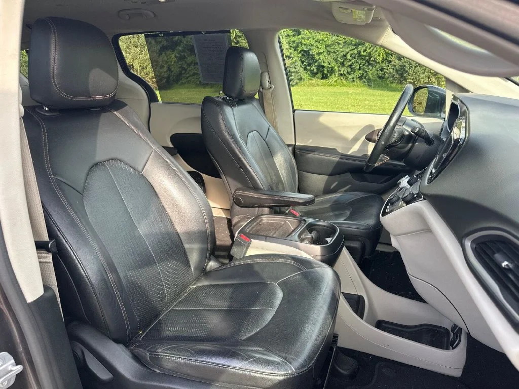 Used 2019 Crystal Metallic Chrysler Touring L image 19