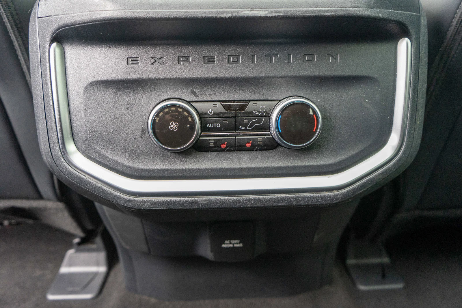 Used 2025 Black Metallic Ford Platinum image 36
