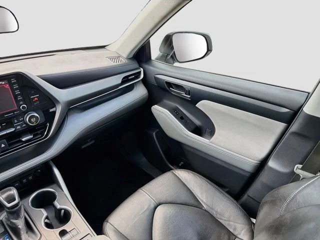Used 2020 White Toyota LE image 23