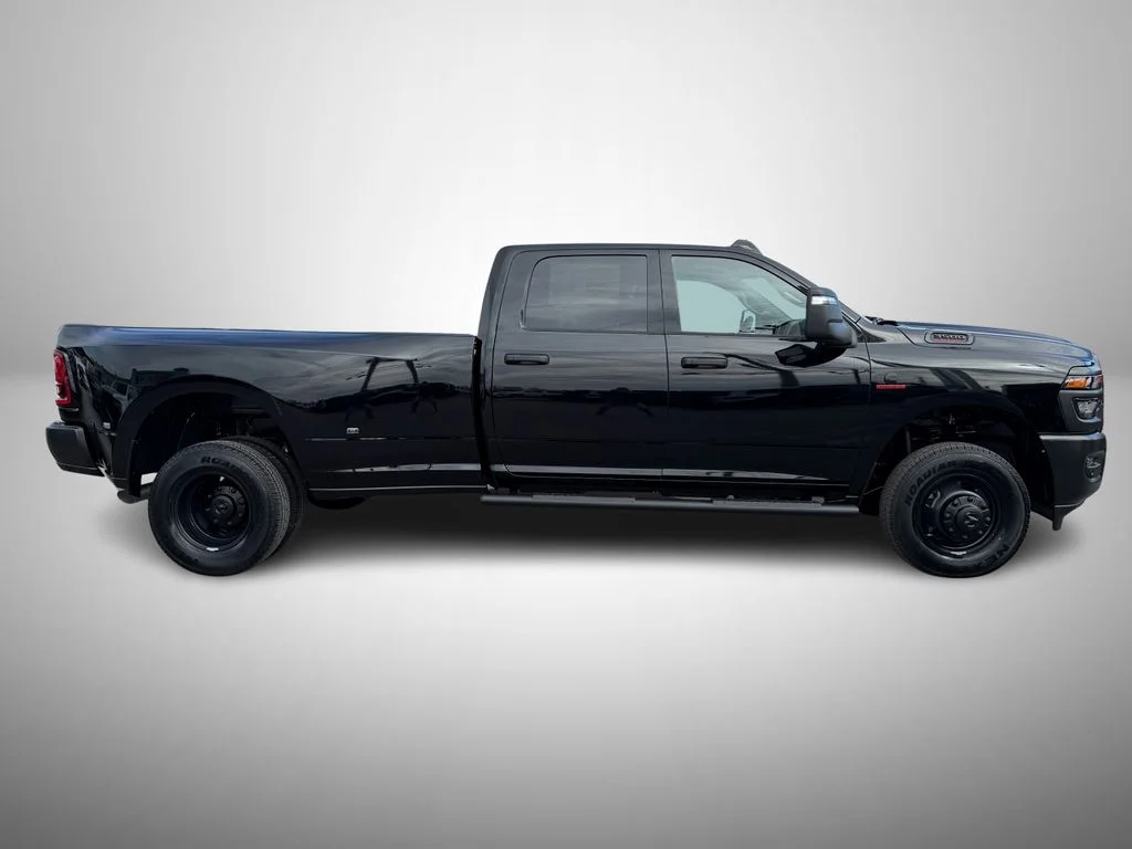 New 2026 Diamond Black Crystal Pearl-Coat Exterior Paint RAM Tradesman image 5